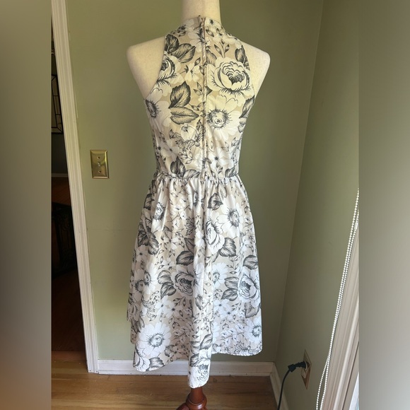 Retrolicious Size M halter neck dress. Fitted waist/full skirt. Beige w/floral - Picture 2 of 10